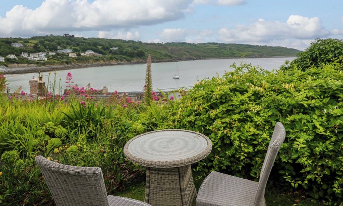Coverack House | MERMAID COTTAGE, pet friendly, with open fire in St Keverne