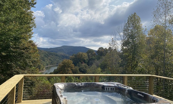 Byrdstown House | MerryN' Monroe Lake House with View of Dale Hollow Lake minutes to Sunset Marina