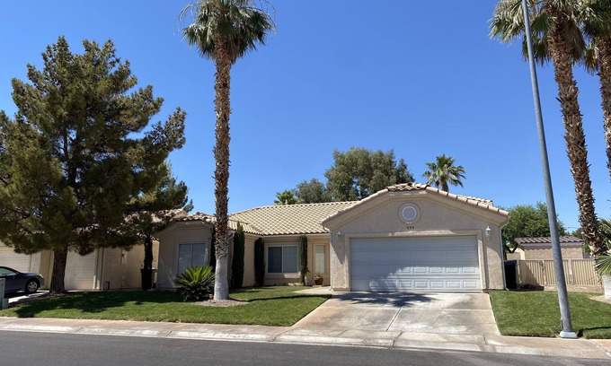 Mesquite House | Mesquite Retreat 3 Bedroom, 2 Bath with pool! Pool is NOT HEATED.