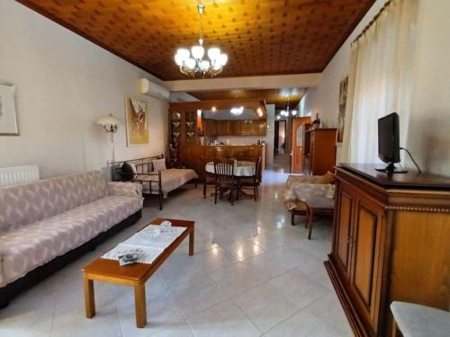 Leonidio Apartment | MetaxiasAndMariasHouse