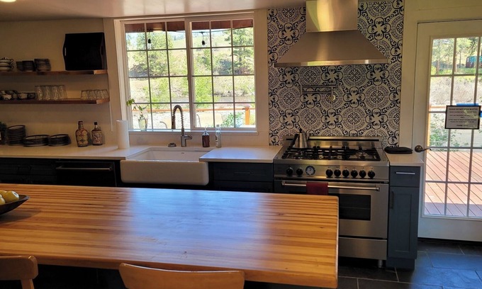 Carlton House | METHOW VALLEY RIVER HOUSE W/84' River DecknSleeps10 Inside, and Pet friendly.