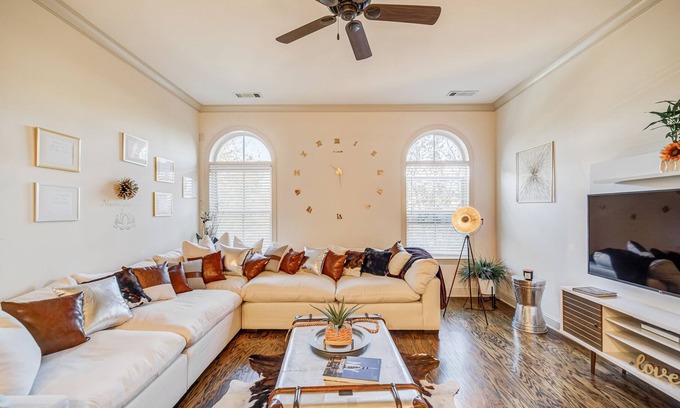 Woodstock Condo | Metro Atlanta Condo- Natural Light & Open Concept