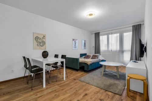 Gorce Apartment | Metro Bemowo Comfort Studio by BookingHost