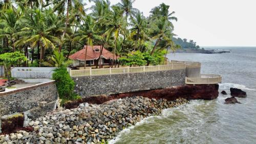Kannur House | Metro Landsend Beach house
