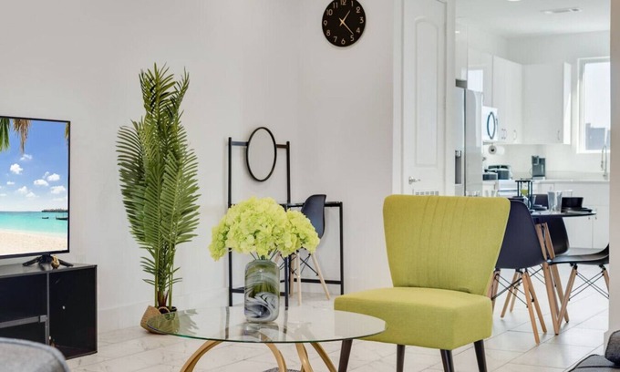 Downtown Dallas Apartment | Metro Sky 2BR I Parking I King Bed I Workspace