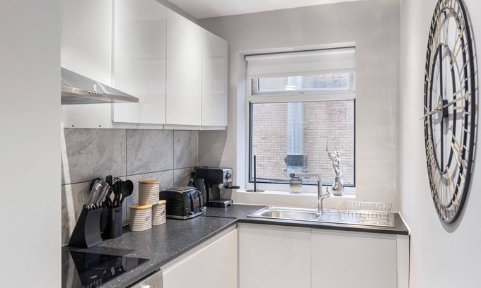 Harrow Apartment | Metropolitan Living: Sleek 3BR with Vibrant Flair