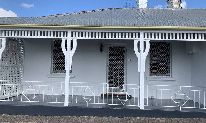 Orange Cottage | Mews on March - Charming 2 bedroom Cottage. CBD Orange. Brand new bathroom.