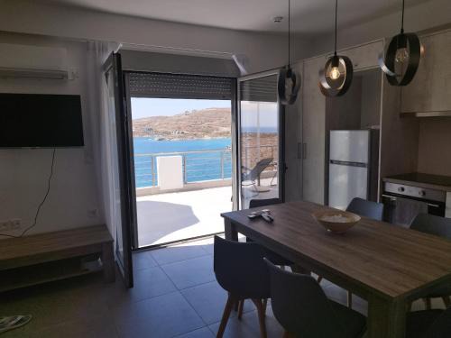 Karystos Apartment | MFD LUXURY APARTMENTS ΜΕΖΟΝΕΤΑ 100τμ ΔΙΠΛΑ ΣΤΗ ΘΑΛΑΣΣΑ