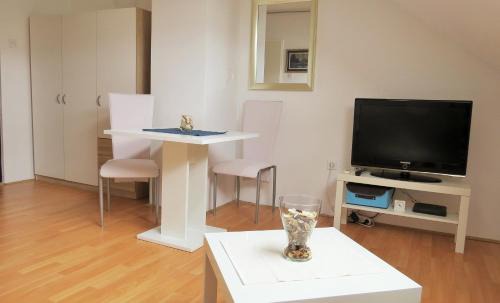 Velika Gorica Apartment | Mia Airport studio apartment - 0-24h Self check in&out - Parking on site