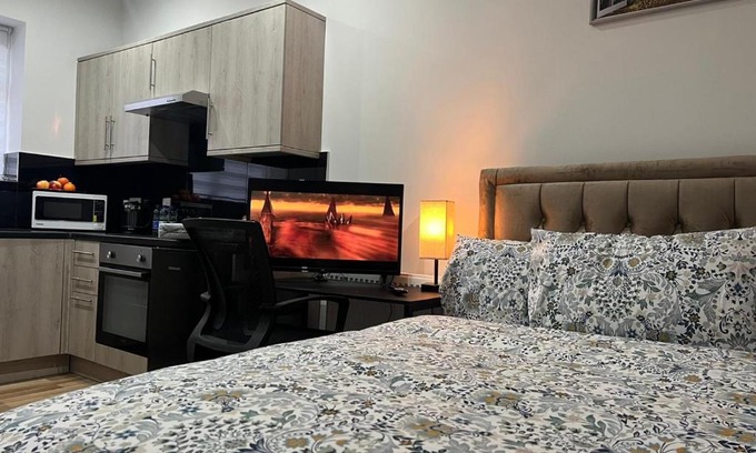 Ealing Hotel | MIA Residence - Entire Studio apartment - City View - London - Next to Ealing Broadway Station