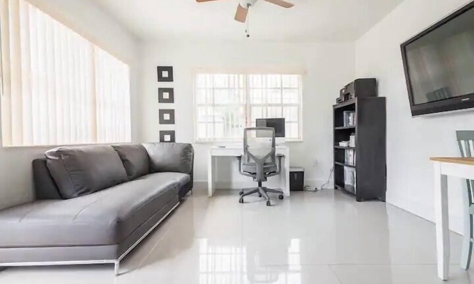 Allapattah Apartment | Miami Marlin/Heat, UM Jackson Hospitals, Museum, 800mbps Internet, FlatTV,Train