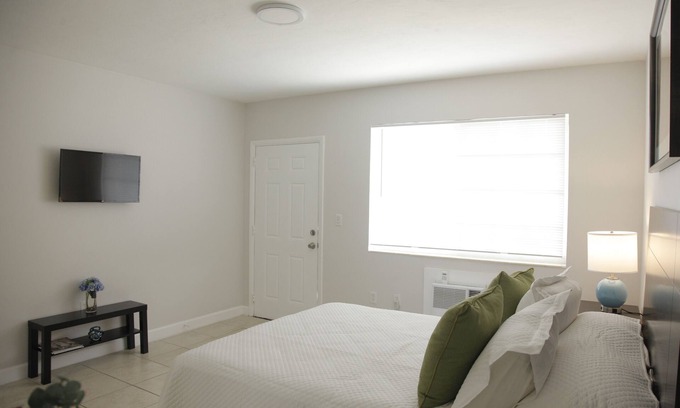 Northeast Miami Apartment | Miami Modern Studio # 2