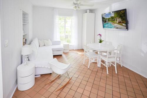 El Portal House | Miami Pool Cottage
