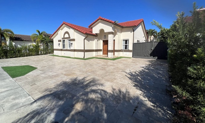 Tamiami House | Miami Pool Home