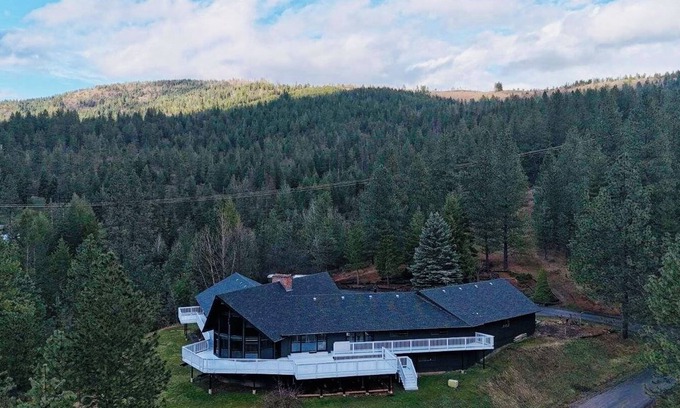 Mica House | Mica Peak Escape 50 Mile View over The “Palouse Scenic Byway”25 min of CDA Idaho