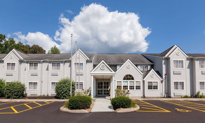 Sunbury Hotel | Microtel Inn & Suites by Wyndham Sunbury/Columbus North