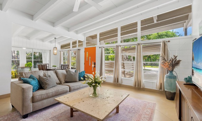 Southgate House | Mid-Century Bungalow By Arlington Park in South Gate, Central to Siesta and Lido