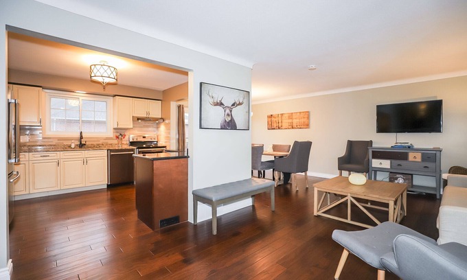 Historic Old Town House | Mid-Century Cottage in Historic Old Town Niagara on the Lake, walk to amenities.