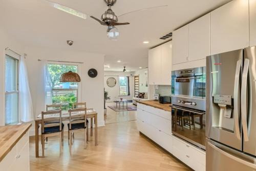Georgetown House | Mid Century Cozy & Quiet Home-Walk to the Square