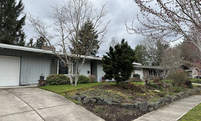 Cedar Hills House | Mid-Century Gem Close To Portland Downtown, Nike and Cedar Hills Crossing