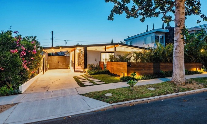 Harbor Villa | Mid Century Modern Beach Villa - Close to beaches, parks, Disneyland, Aquarium