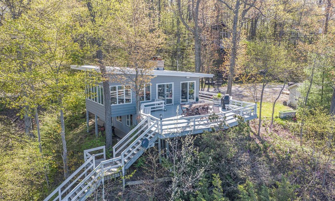 Michigan House | Mid- Century Modern: Exclusive Lakefrtont Getaway