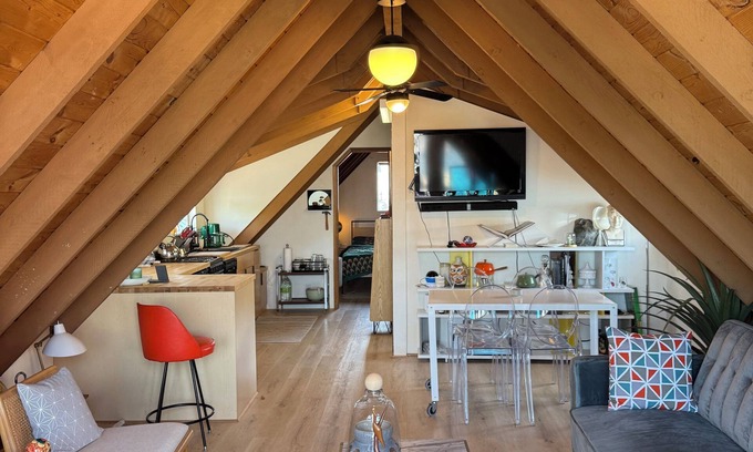 Hayden Island Boat Rental | Mid-Century Modern FLOATING Home on the water w river views and Private Patio