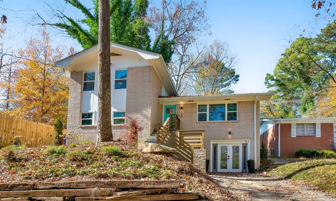 Collier Heights House | Mid-century modern home with a private yard, washer/dryer, and central AC