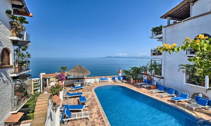 Amapas Apartment | Mid-Century Modern Condo with Patio and Ocean Views!