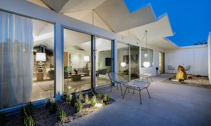 Araby Commons Condo | Mid-Century Modern Gem in Iconic Barry Berkus Community – Park Imperial South