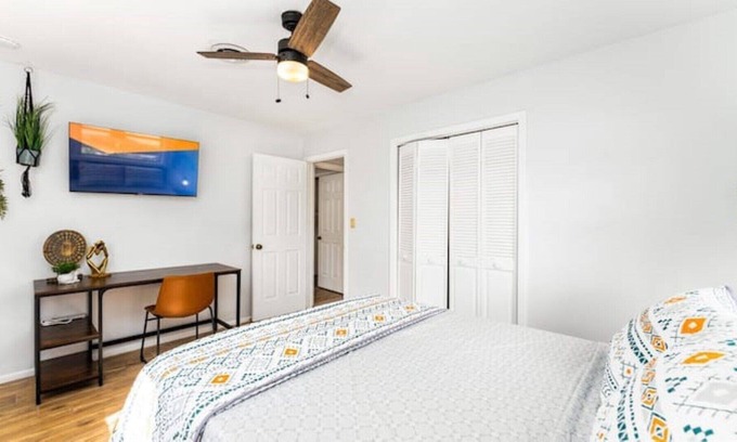 Conway House | 🌳 MID CENTURY OAK TREE 🌳 by Downtown Orlando