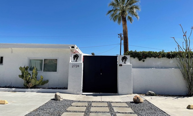 Racquet Club West House | Mid-Century Palm Springs Mountain Vista