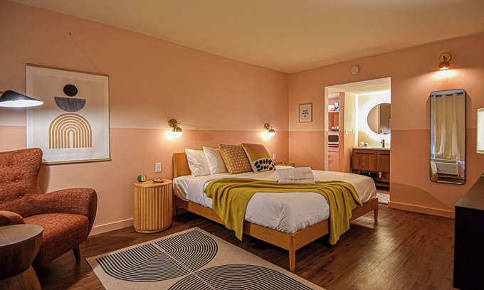 Fayetteville Hotel | Mid-Century Themed Hotel Room in Fayetteville, AR - The Clementine on College #1