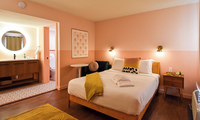 Fayetteville Hotel | Mid-Century Themed Hotel Room in Fayetteville, AR - The Clementine on College #7