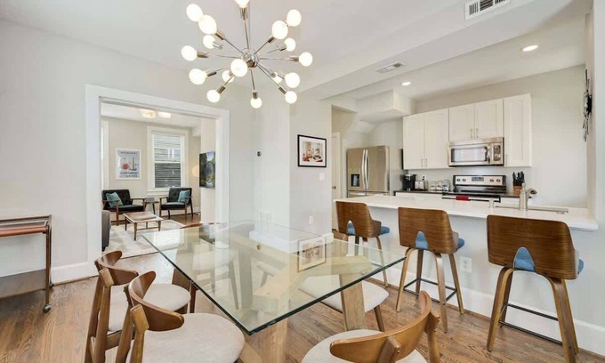 Park View House | Mid-Century Townhome Steps from Restaurants