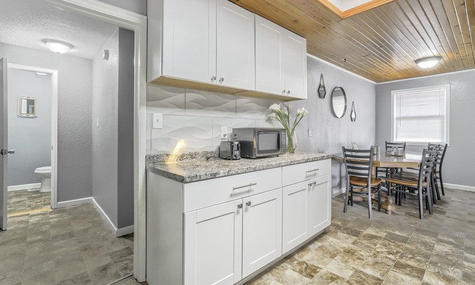 Southeast Colorado Springs House | Mid-Landing Inn