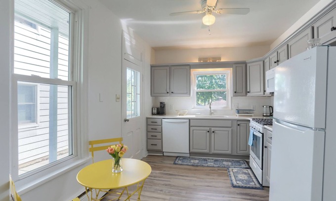 Hummelstown House | Mid term rental King bedroom - ideal Stay for Working Travelers