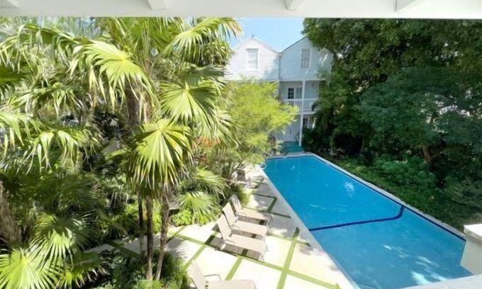 White Street Gallery District Cottage | Mid Town 2/1 TREE HOUSE RETREAT