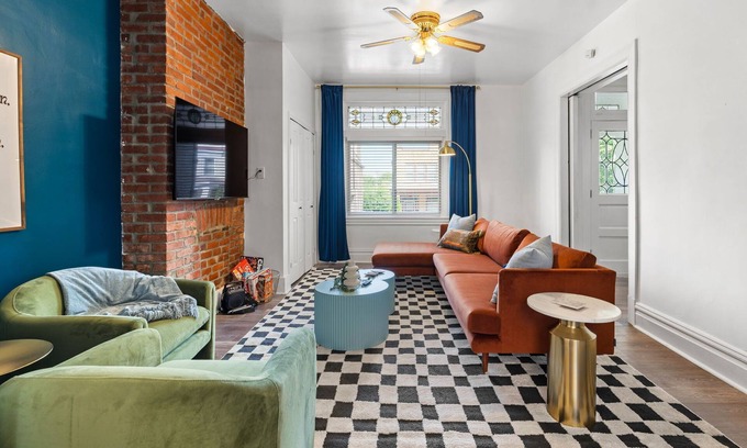 East Liberty House | Midcentury 5BD - BBQ & Yard - Close to DT & Pitt