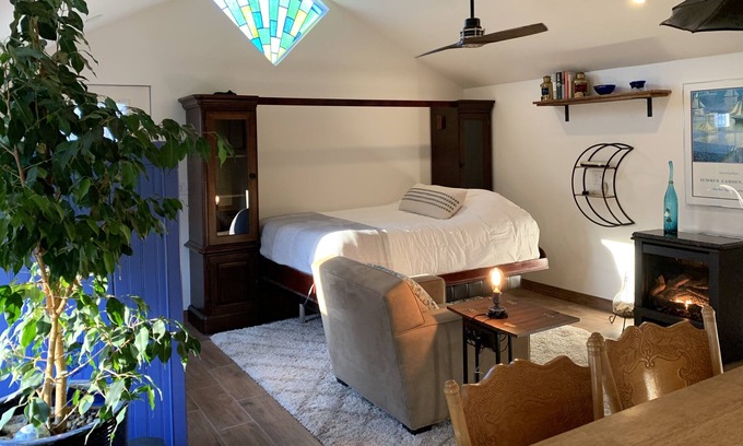 Thomaston Apartment | Midcoast Retreat with Fireplace Near Downtown