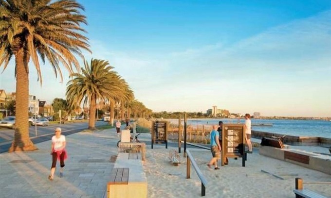 Middle Park Apartment | Middle Park Art Deco Gem + Beach, Park, Lake, Shops, Cafes & Trams.