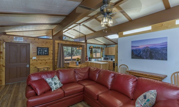 Mariposa Cabin | Midpines Cabin-private, peaceful mountain cabin- 30 miles to Yosemite entrance!