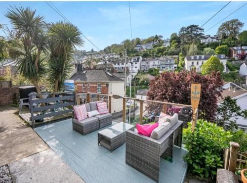 Dartmouth House | MIDSHIPS A HOLIDAY HOME IN DARTMOUTH SLEEPS UPTO 6 PEOPLE ,PET FRIENDLY , 10 MINUTES WALK TO Town CENTRE WITH PARKING included
