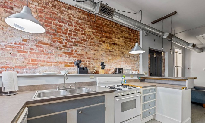 Clifton Heights Apartment | Midtown Apt Near Downtown&U of C - Hangout Unit 3