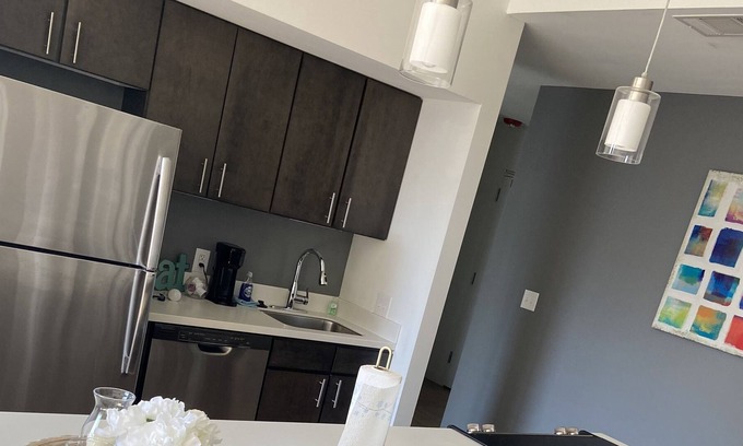 South Kansas City Apartment | Midtown- Brookside| 2bedroom| Roommate Style W/Balcony
