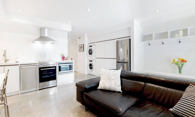 Davisville Apartment | Midtown modern 1 bedroom suite