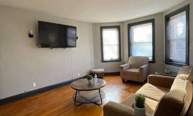 Gage Park Apartment | Midway Gem: Comfort and Transportationn