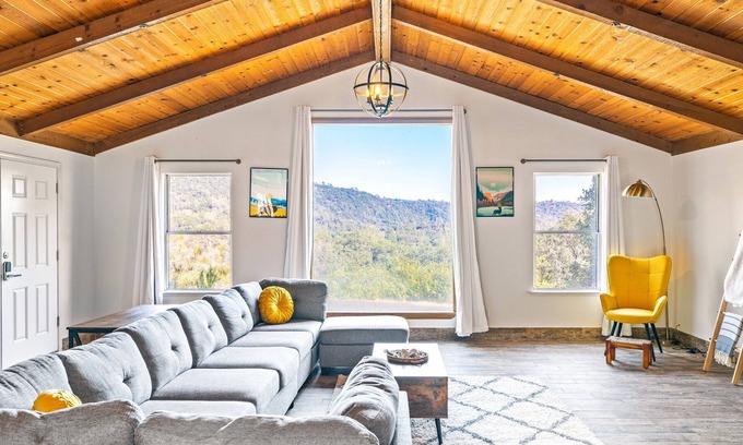 Mariposa Cabin | Mighty Peaks Retreat: Game room, Hot tub and great views near Yosemite