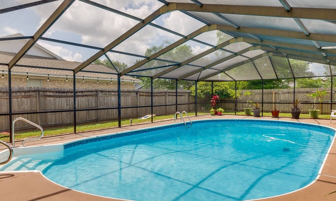 Milton House | 'Mike’s Place' Spacious Home, Private Yard & Pool