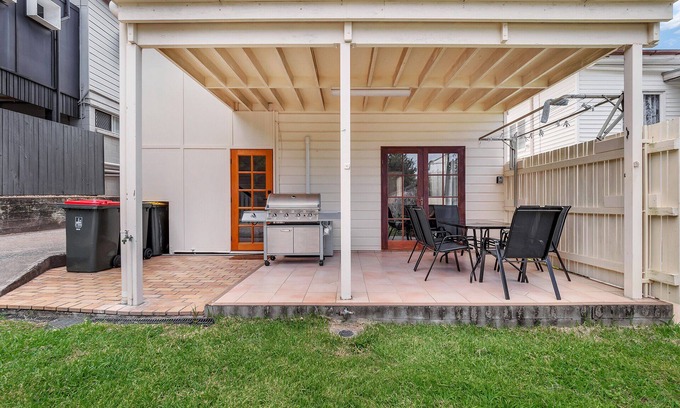 Paddington House | Milkins Apartment Paddington with Off St Parking